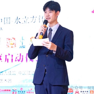 Headshot of Leo Wang